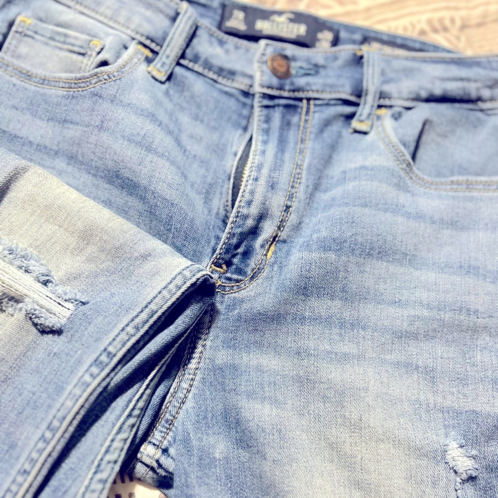 Size 7 high rise skinny hollister distressed jeans NWOT super cute